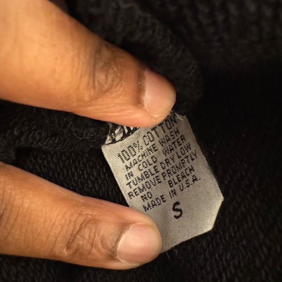 Size small
Black
Sweater with hood - Picture 4 of 5